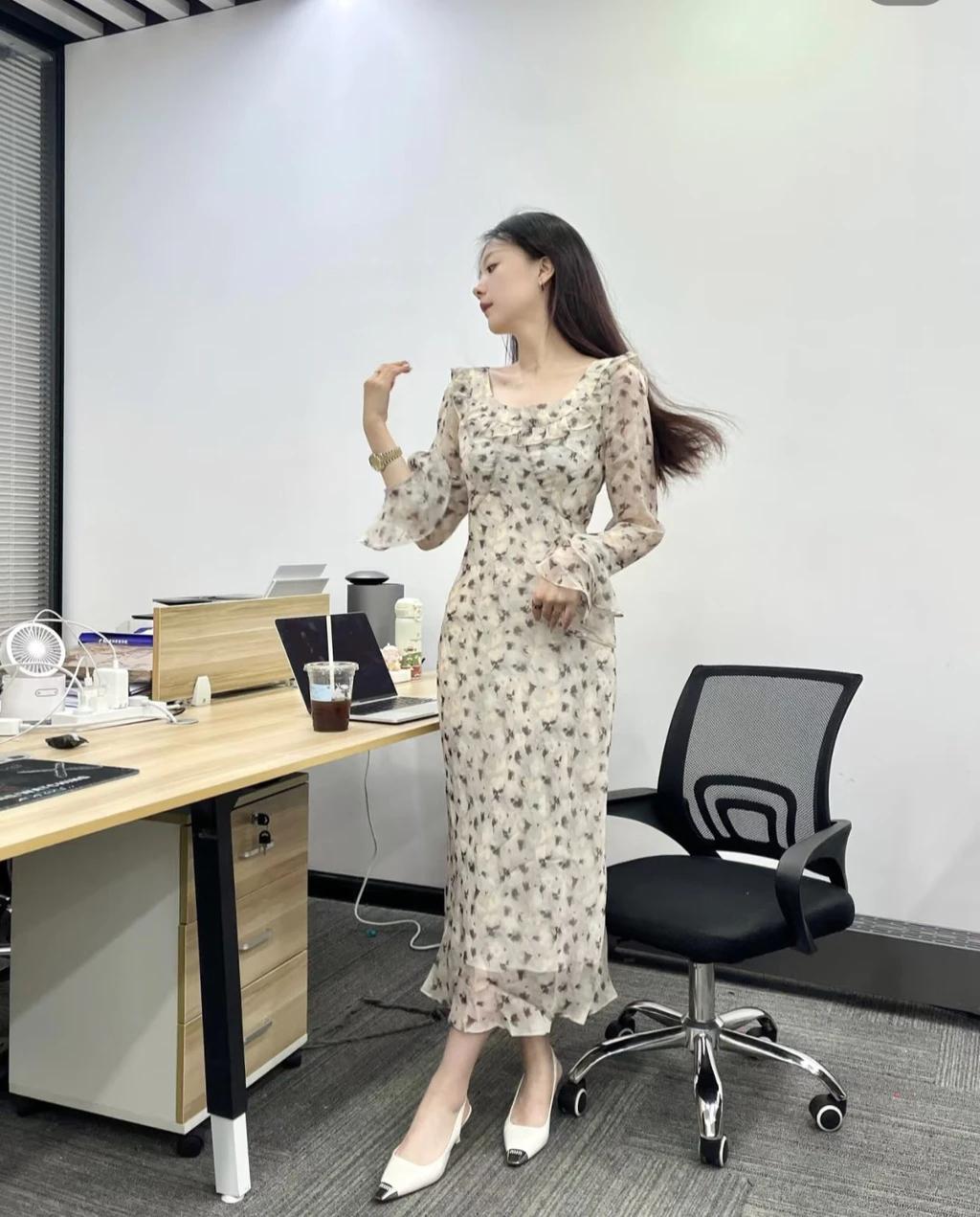 这个少妇是公司新来的，每天可自恋了