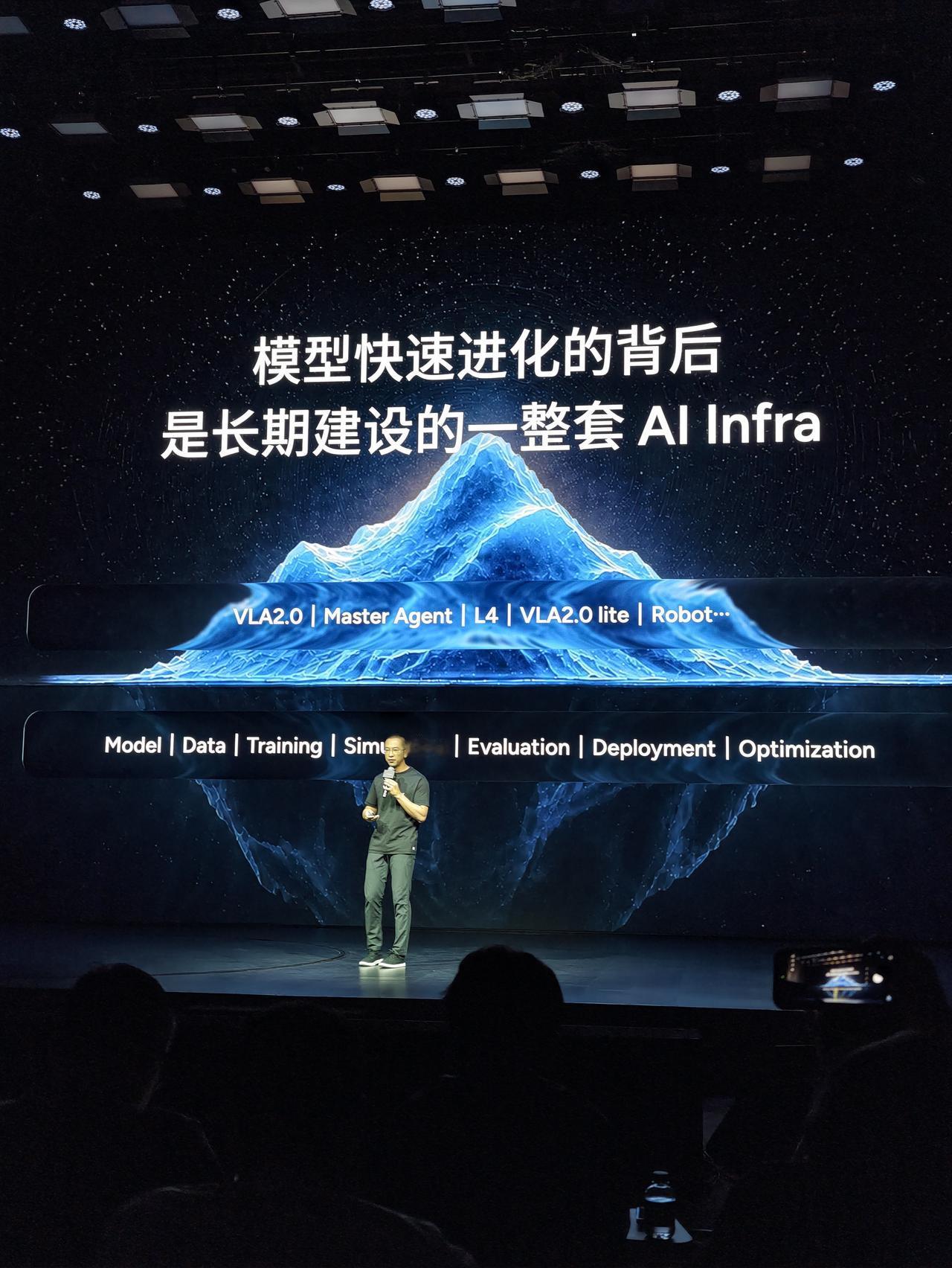 小鹏用同样一套物理世界AI基座模型，可以跑在汽车，也可以跑人形机器人，跨硬件复用