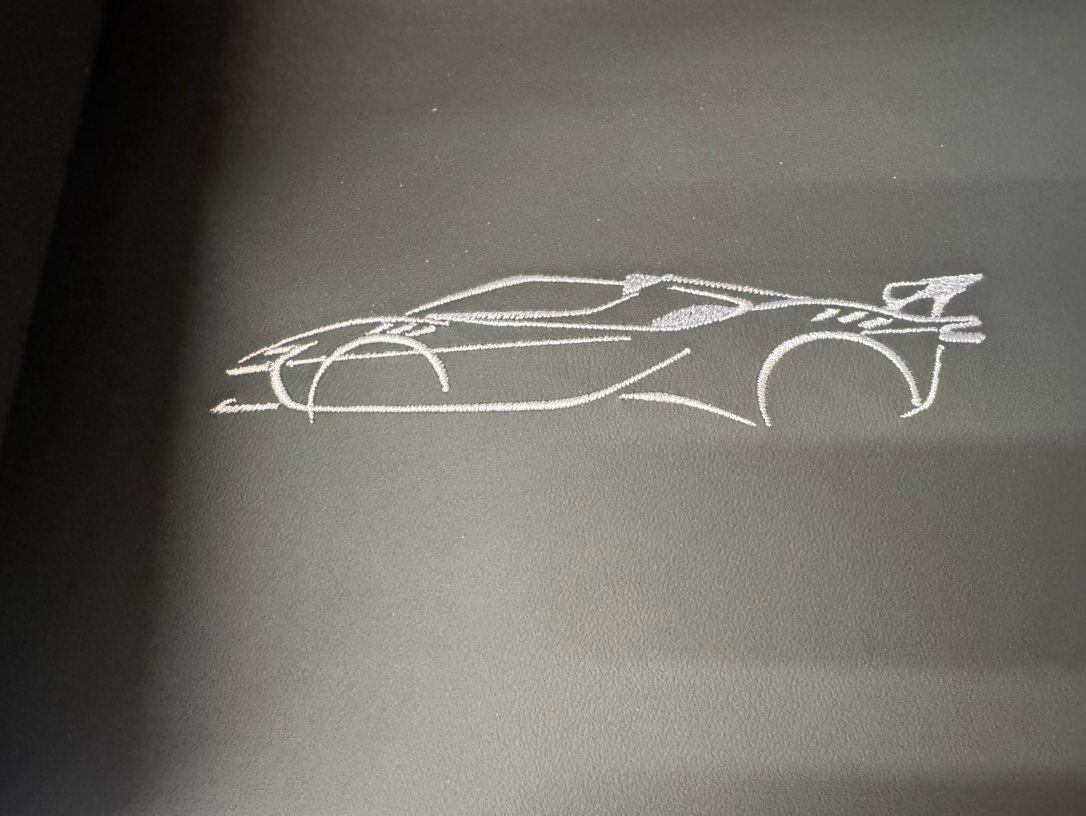 法拉利刺绣车型轮廓设计真不错、为什么很少看到有车主选配这个？ 