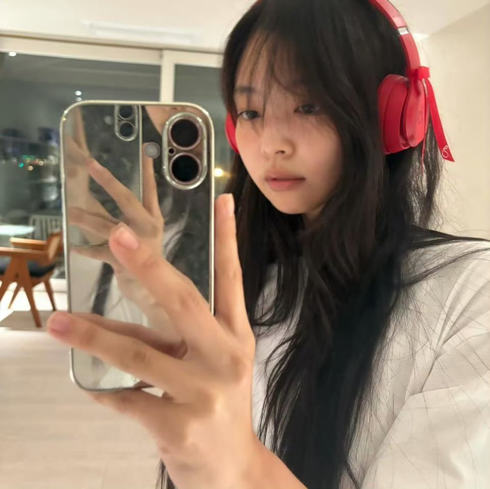 Jennie更新insJennie ins更新♥️🎧这组照片好适合当头像 ​​