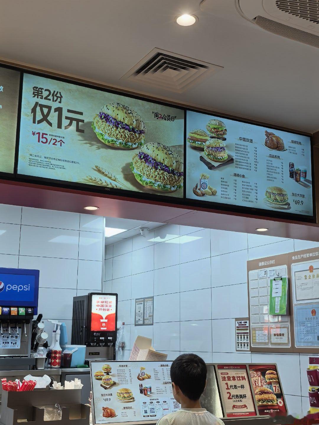 下午7点，我还在信誓旦旦：不饿，晚饭不想吃。晚上11点，我坐在汉堡店里，大吃特吃