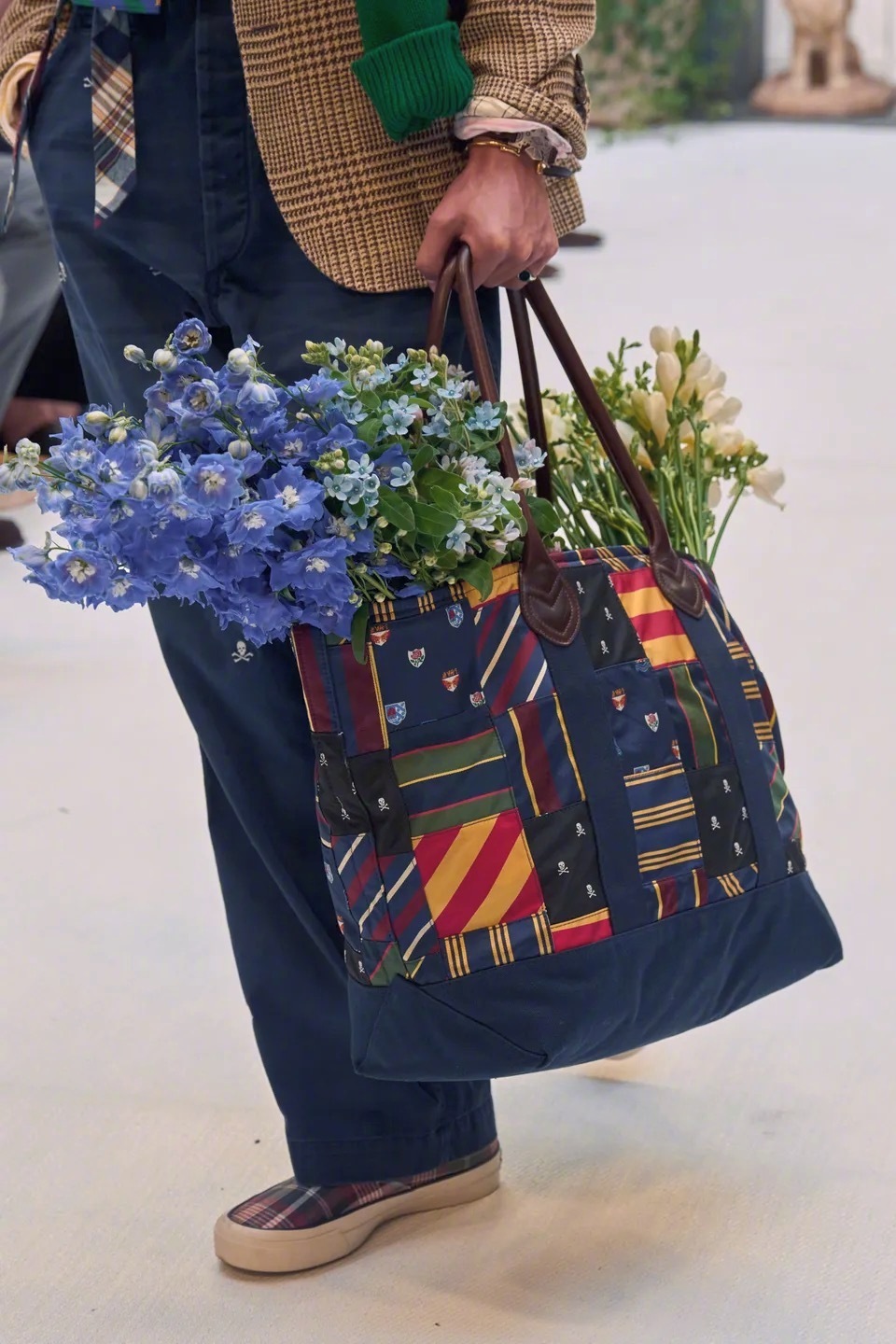 RALPH LAUREN 2027春夏男装以抱花为穿搭点睛之笔，色彩与造型恰似一