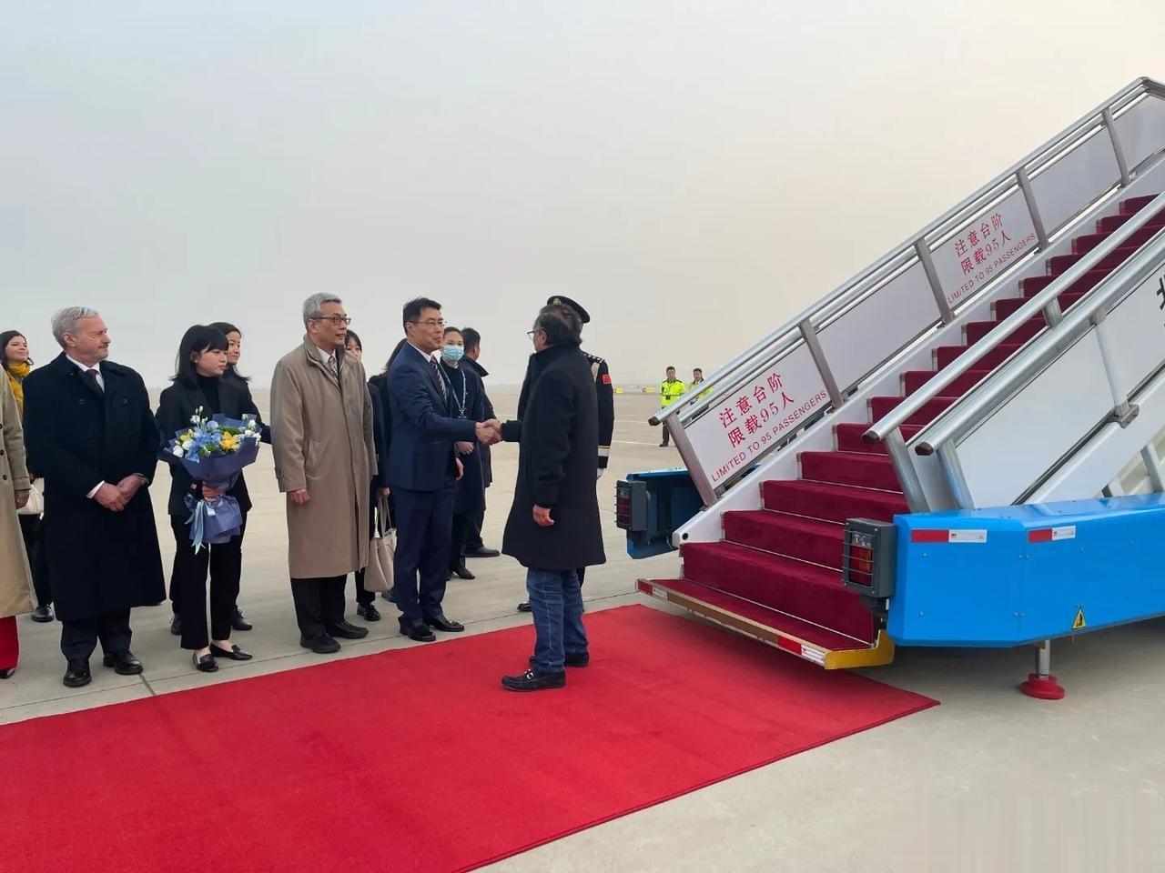 哥伦比亚总统抵达北京开启国事访问。这绝对是一次和平之旅，开启两国新时代新征程之行