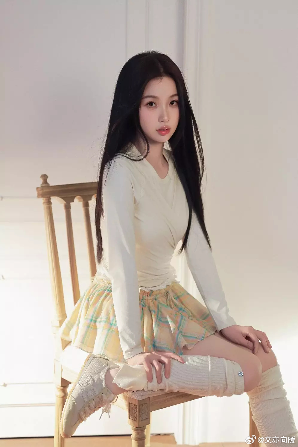 文亦娱乐虞书欣穿白色上衣搭配格纹短裙，温婉迷人。 