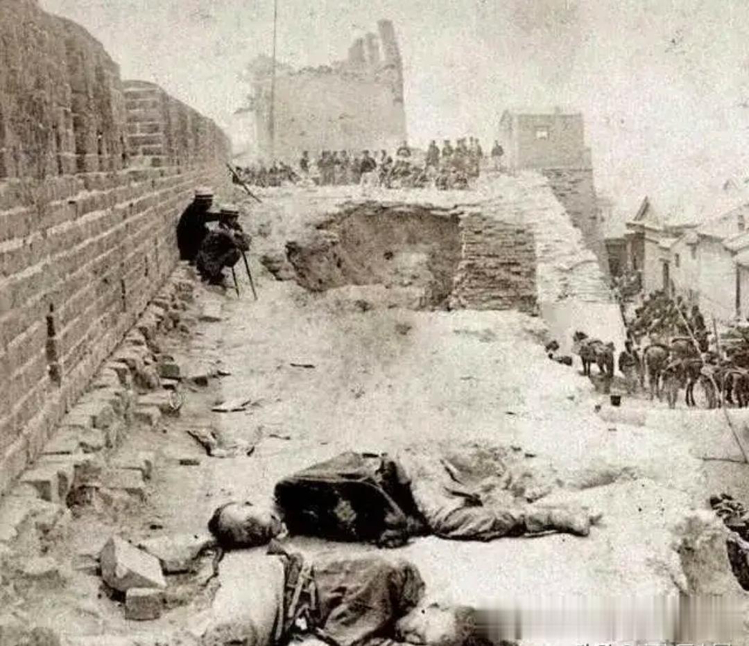 1900年，八国联军侵华时，在天津城头战死的士兵，镜头中他们躺在地上，已经失去了