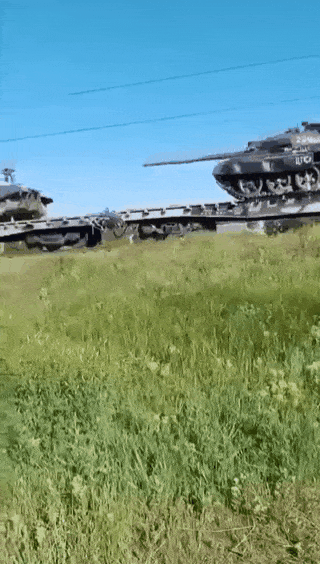 约70辆T-62M和T-62MV坦克正在通过火车运送前线。