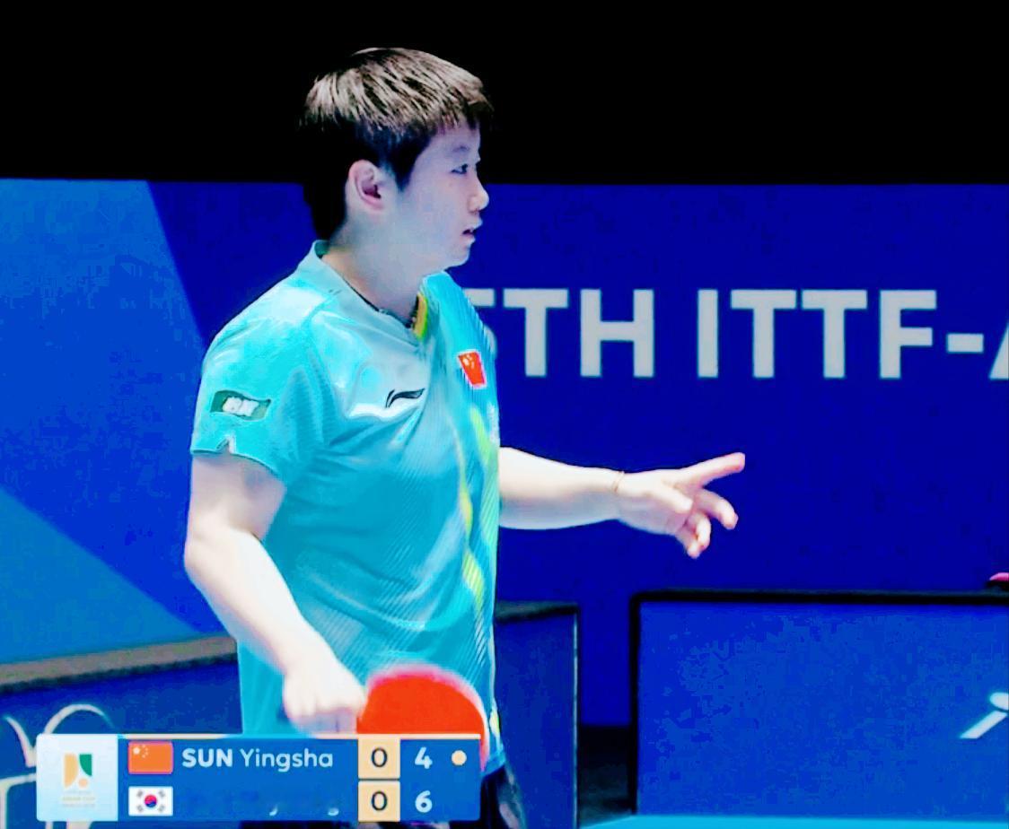 我去！孙颖莎的粉丝懂不懂球？
孙颖莎发球，
他们还在喊，
还有个女生歇斯里底的喊