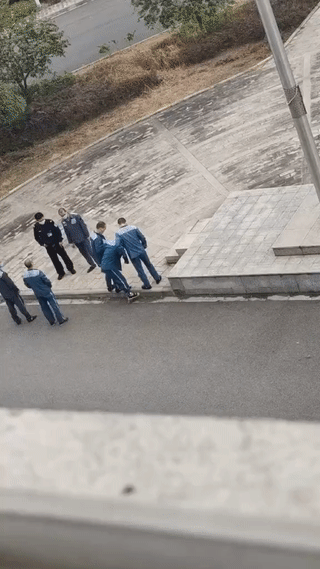 这就是监狱重刑犯和轻刑犯的区别。
同样是在监狱里“放风”活动。
重刑犯必须要戴着