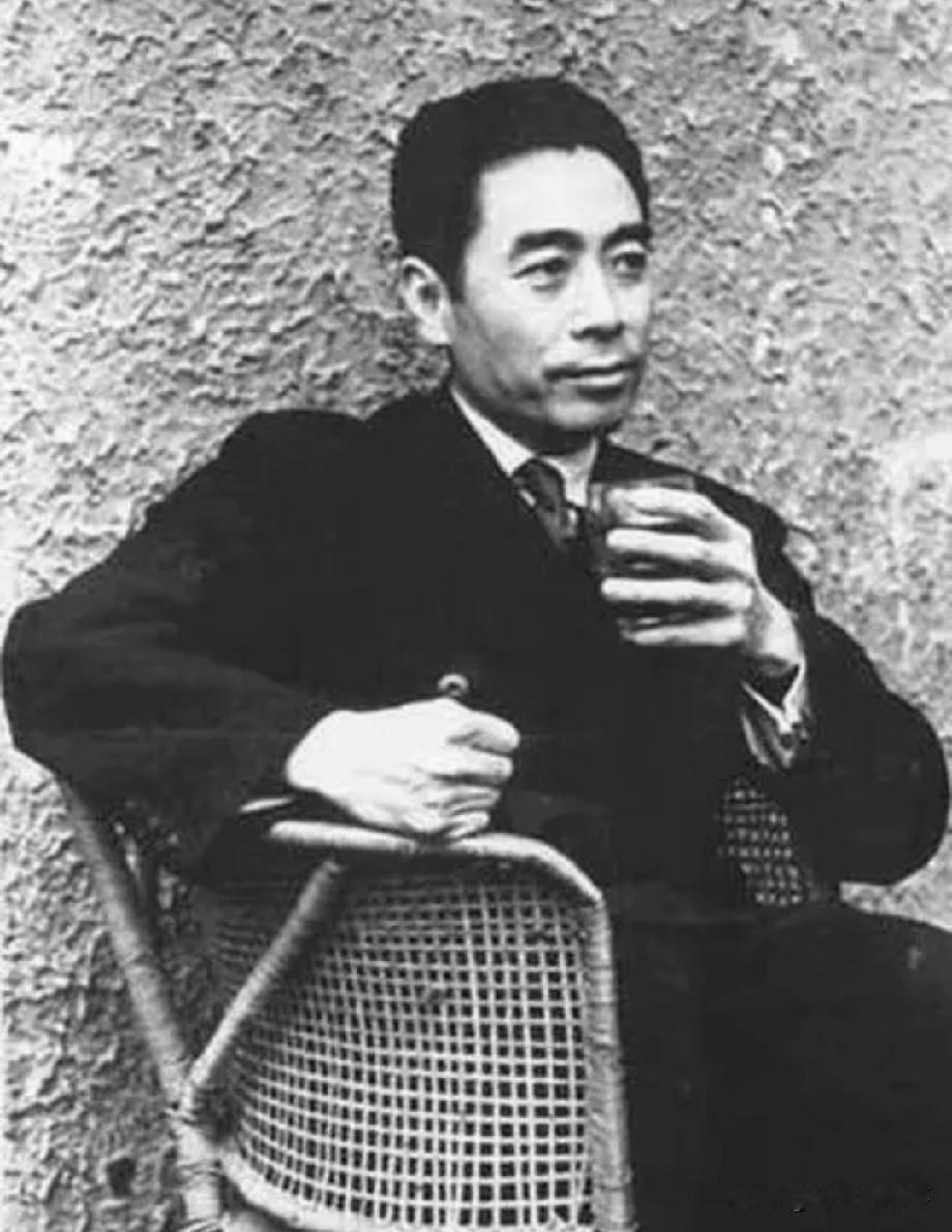 据说，这是定格青年周恩来先生风骨的传世一帧。周总理的俊朗风骨，纵越百年依旧夺目，