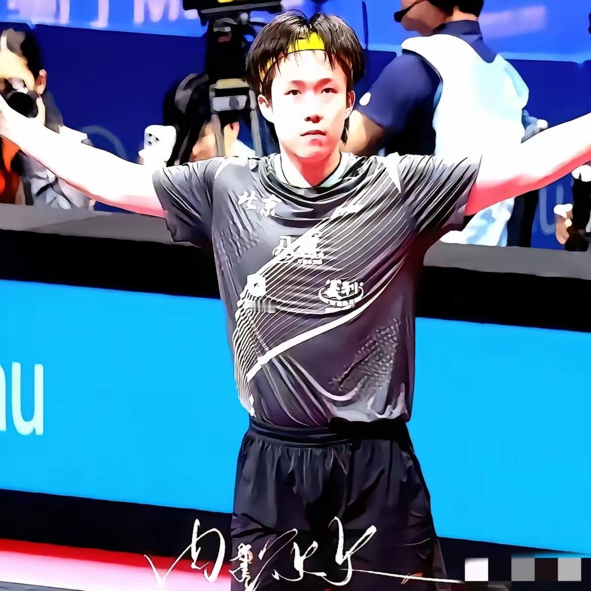今晚国乒赛场最炸的
根本不是樊振东赢球！
而是王楚钦输球后的那

番采访，直接让