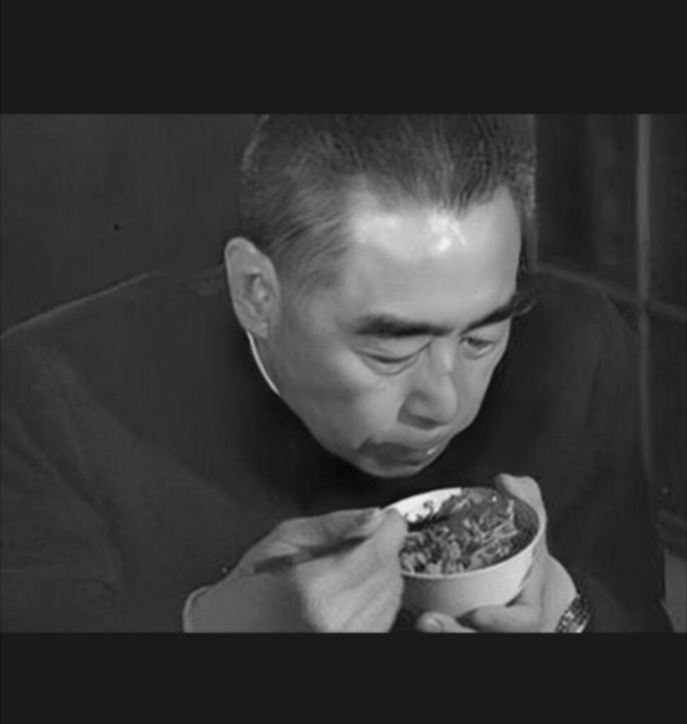 历史知识这是一张令无数国人落泪的照片！！在 1973 年，周总理重返延安。那是一