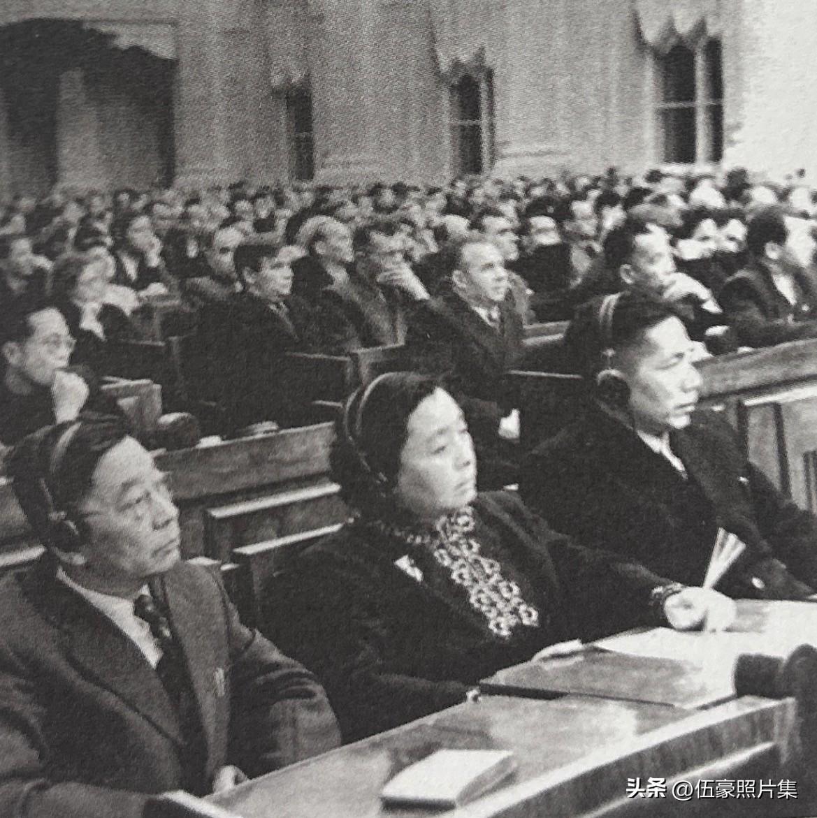 1954年12月丁玲（中）与周扬（右）、老舍（左）在莫斯科出席第二次全苏作家代表