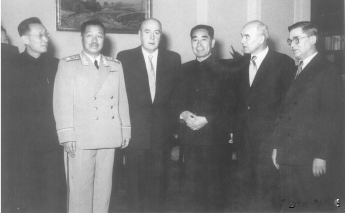 1957年1月11日，周恩来总理等一行拜会波兰统一工人党和国家领导人期间合影，左
