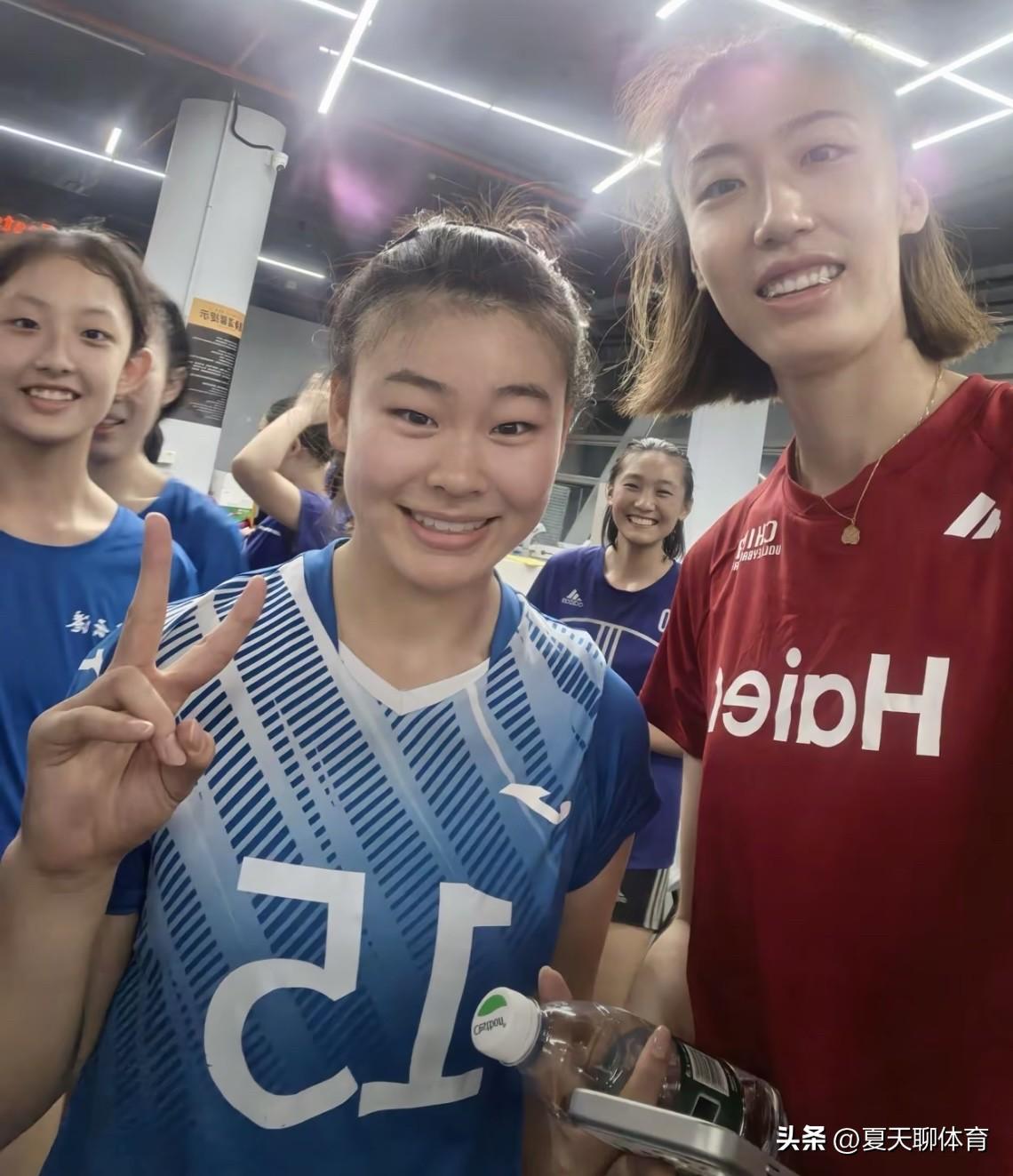 中国女排今日份江门最新集训训练照！有各地方女排小队员在江门集训，正好偶遇到正在集