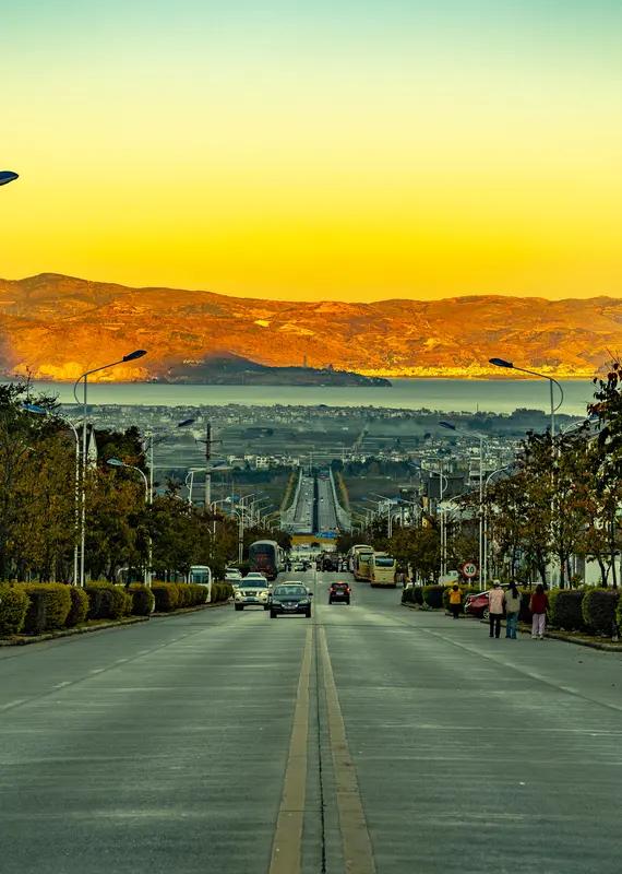 大理高速公路四大队路况提示：
2025年12月7日，高速公路四大队辖区天气晴朗。