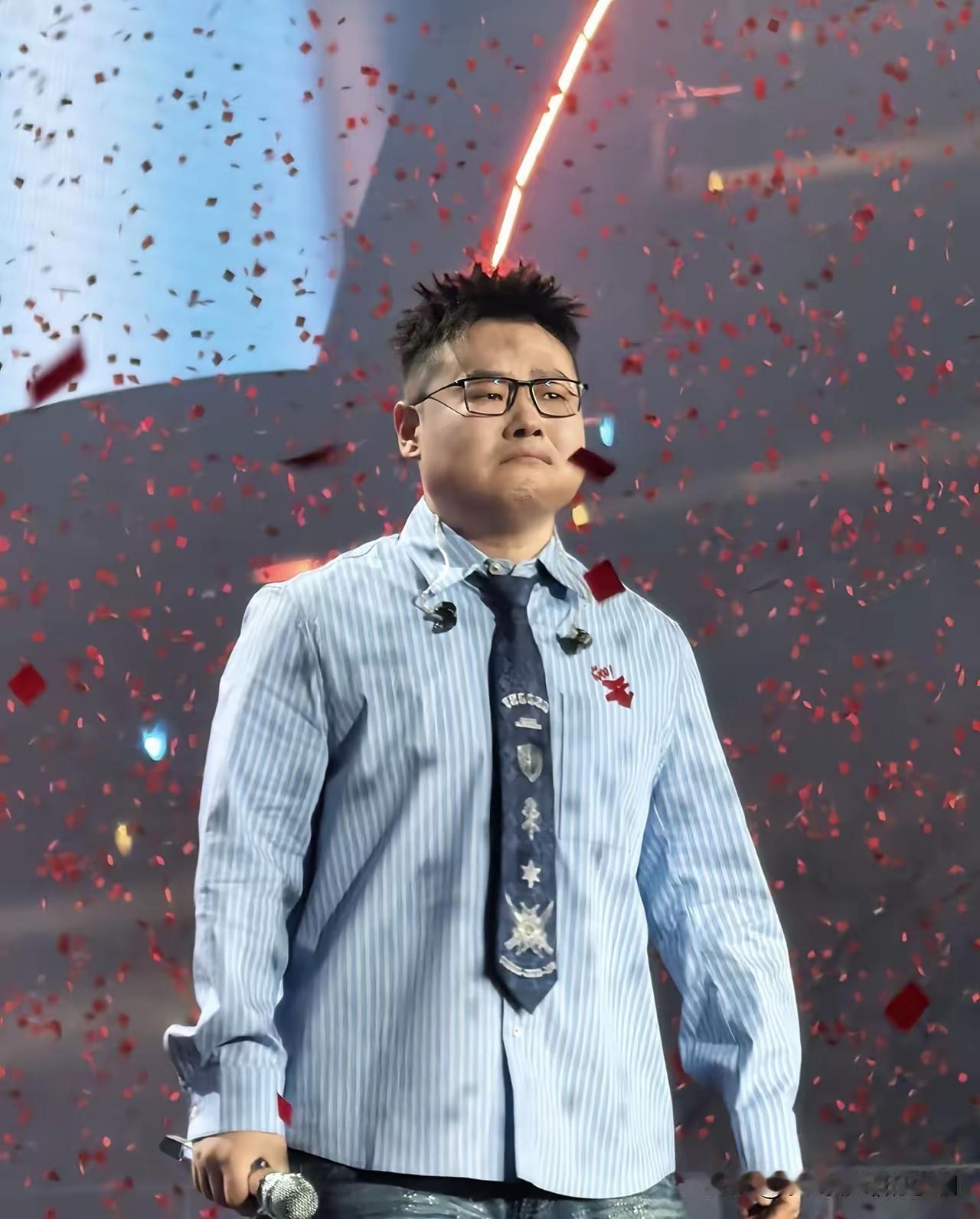 岳云鹏为啥顶着压力也要开演唱会？
原因很简单，
不是因为他想赚钱，而是他师傅郭德