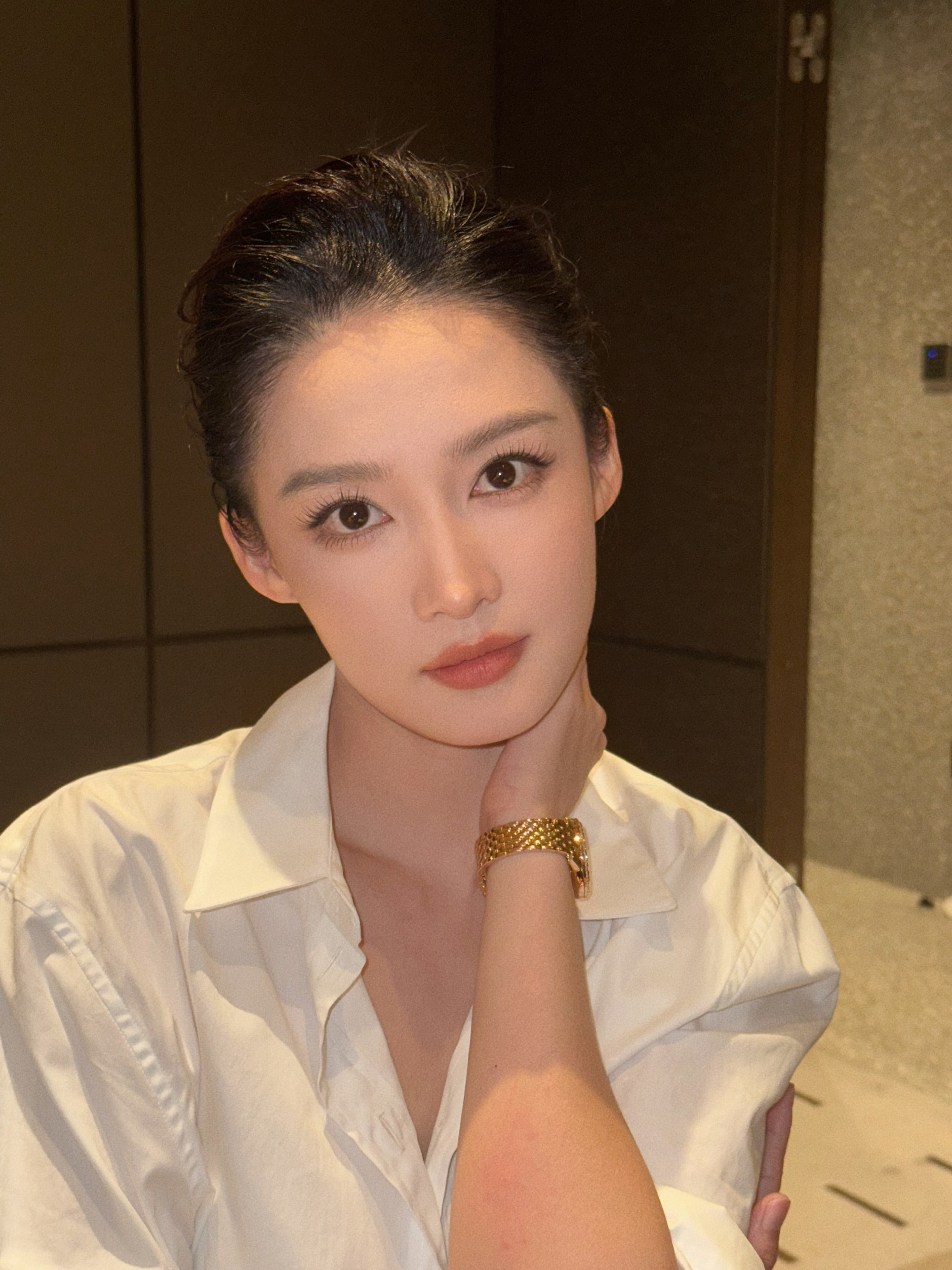 李沁在 VOGUE 相关语境里，和花有关的关联是 “花少”，她也提及最期待自己不