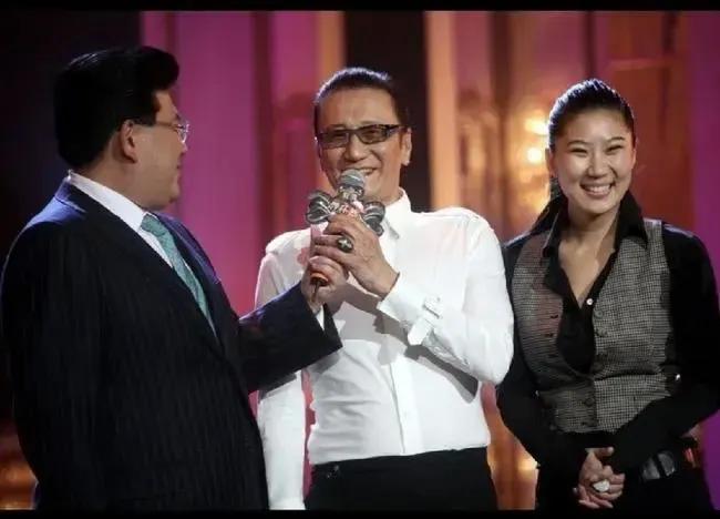 2008年，谢贤携女友Coco一起参加综艺节目《舞林大会》时的情景。
年逾古稀的