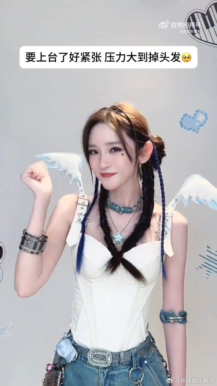 唐艺昕唐艺昕小天使翅膀唐艺昕衣服上的小天使翅膀 唐艺昕的四公造型也太可爱了吧，这