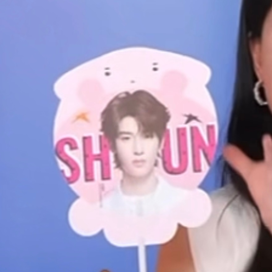 omg 这个肥肥鱿鱼崽扇子会放在演唱会伴手礼诶 