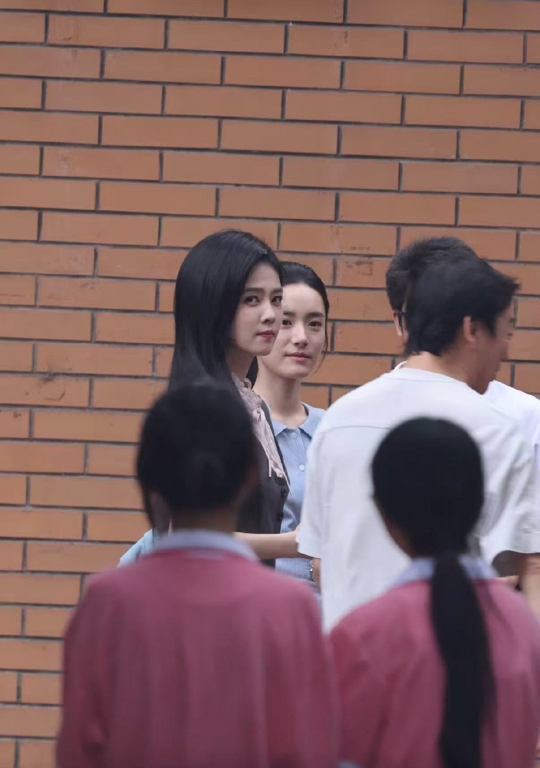 我女真是头小脸小，在前面比后面那个女生头小那么多