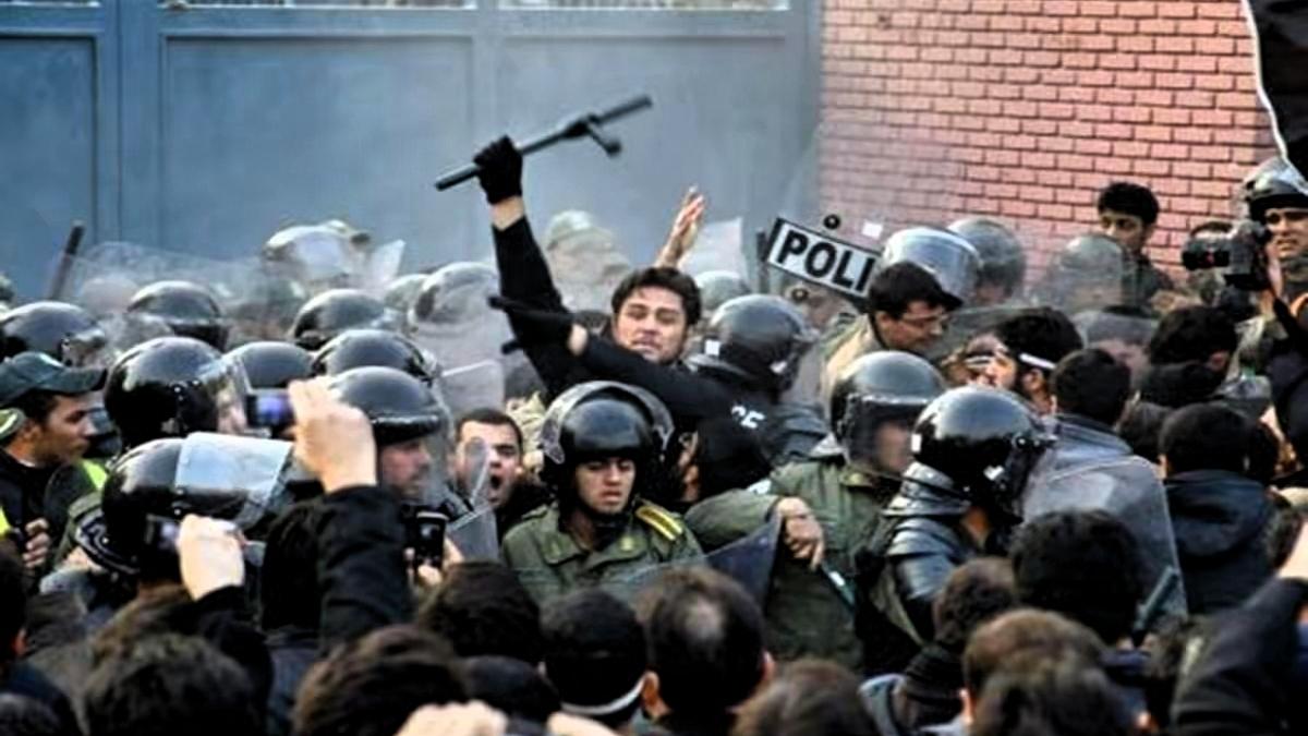 这美国政坛现在的剧情，简直比《纸牌屋》还魔幻，比《权力的游戏》还血腥！

特朗普