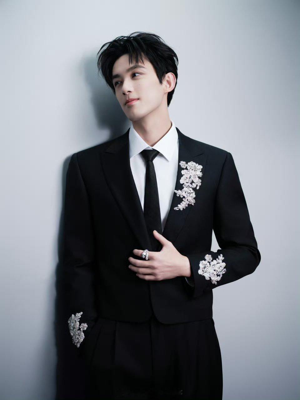 吴磊 网络视听盛典出图，这身太帅了