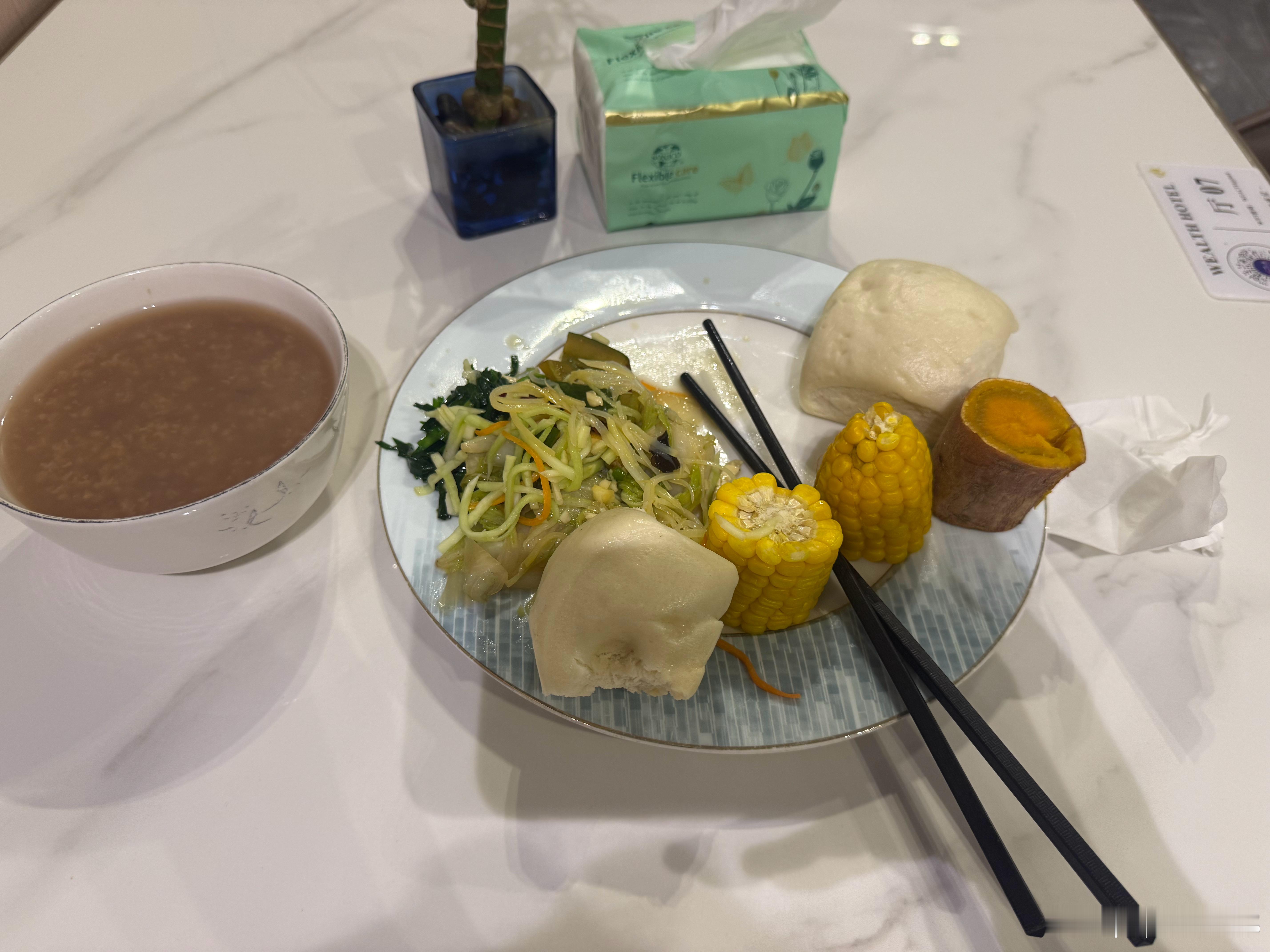 别人出国都会瘦，只有我会胖，因为每次吃饭我都吃到撑，我生怕吃了上顿，下一顿中餐在