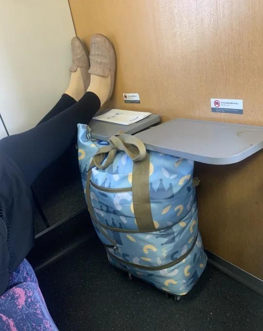 感嘆❕現在的人的素質有待提高呀😅
坐高鐵出發⋯⋯
發現旁邊某個女的⋯⋯
把腳這