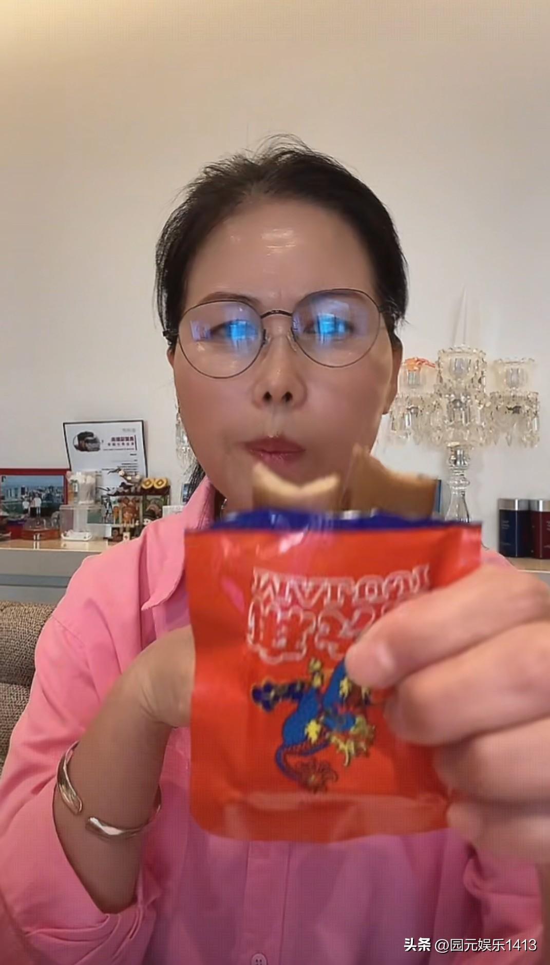 现在麻六记的流量是越来越少了，每个直播间的人数也是非常少。
        小杨