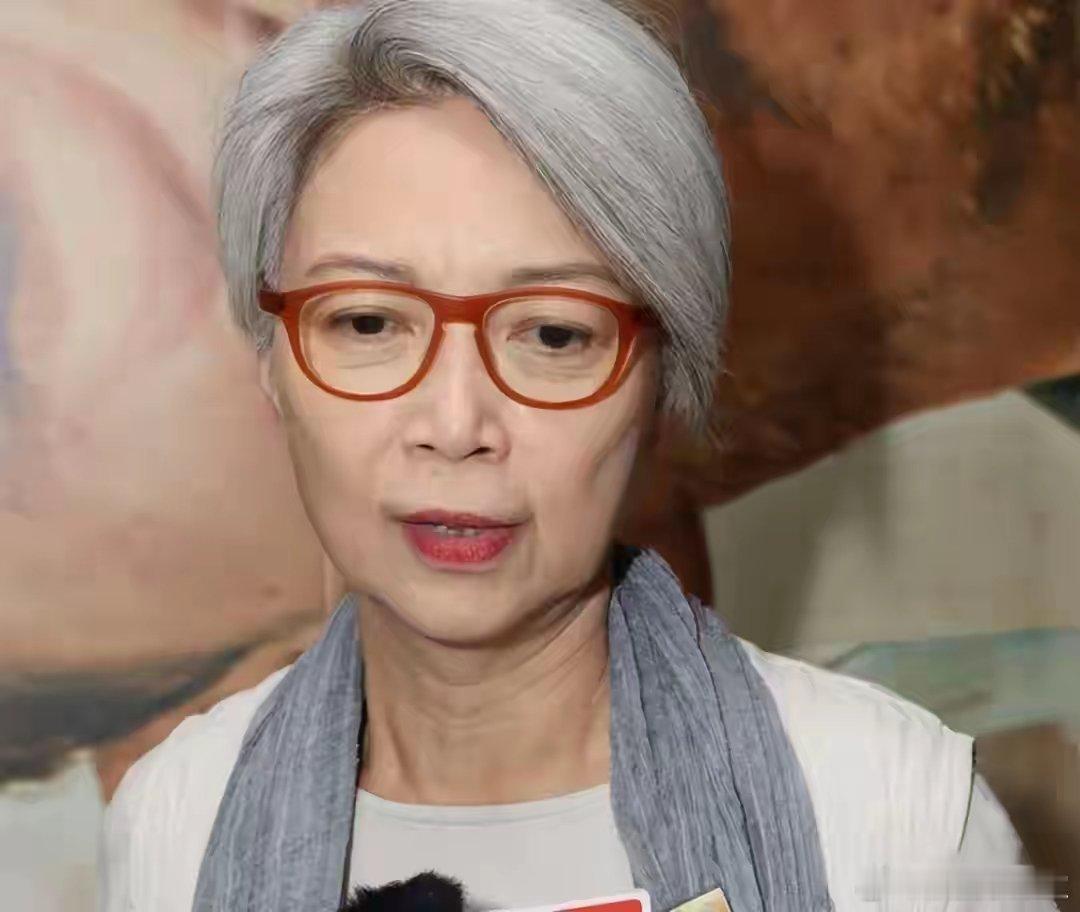 看到陈敏儿离世前的照片最让我奇怪的不是她脸上深深的皱纹，而是她才65岁就已经满头