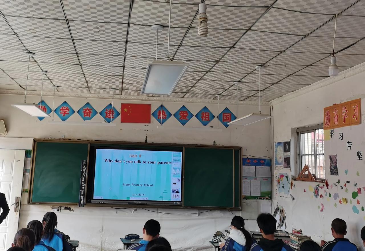 有网友建议，中小学校教室里的多媒体电子屏还是拆了吧，原因之一是学生从早到晚眼睛盯