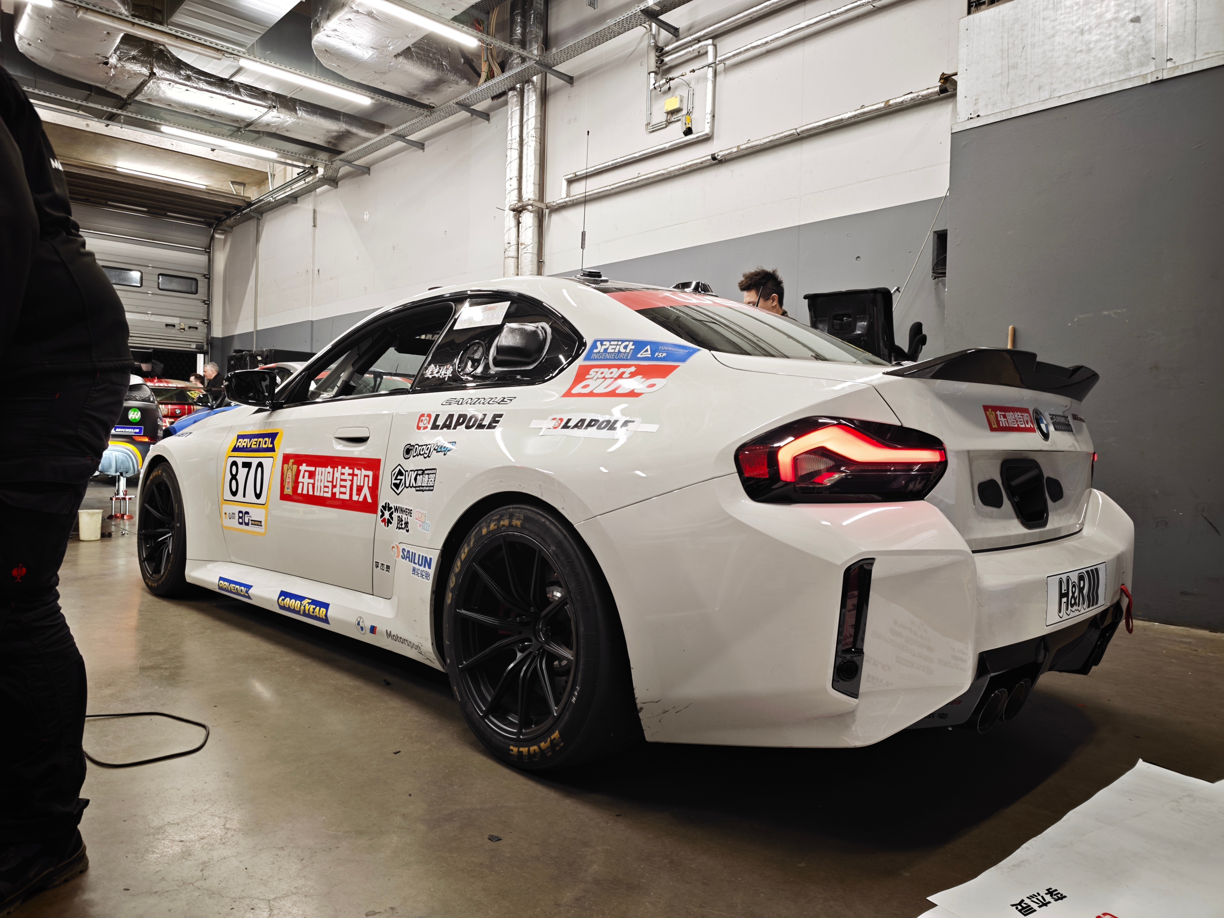 终于顺利把我的赞助商爸爸们，都贴到了我的赛车上，我的赛车是M2 Racing，统