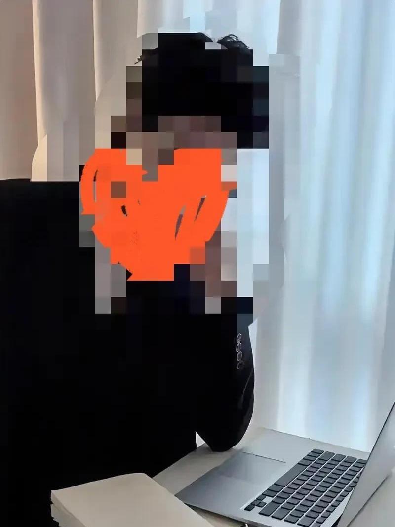 儿子开始怀疑自己的身世了，因为长相和爸妈没啥相似之处，刨根问底，结果一不小心捅了