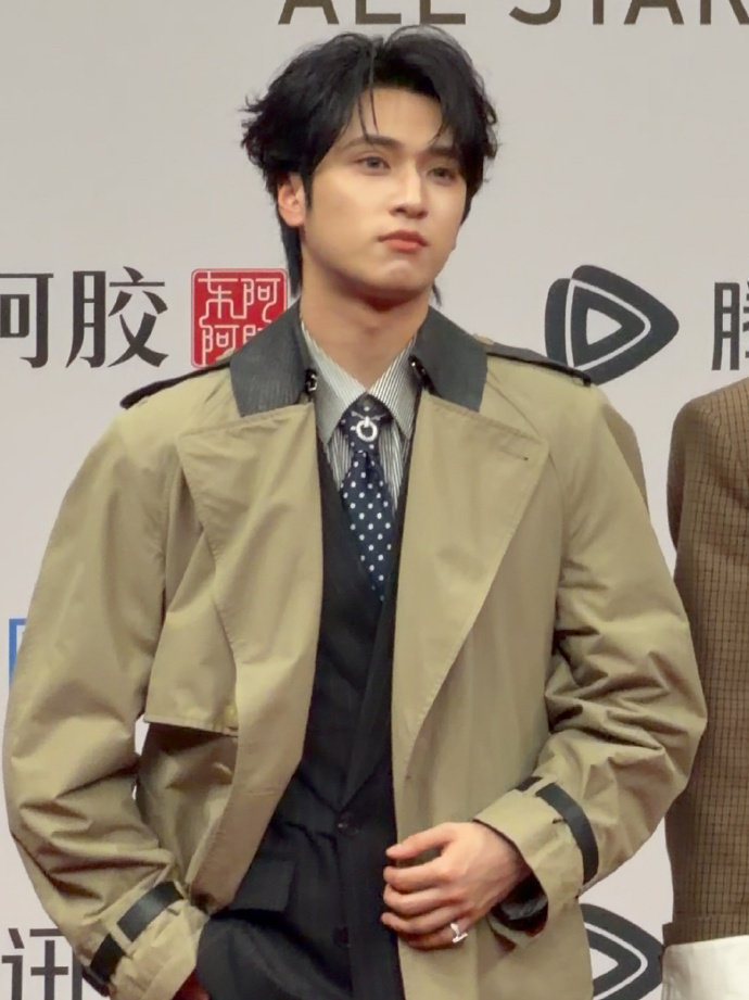 严浩翔晚上好准备跟大家说晚安啦严浩翔晚安live 严浩翔晚安live来啦，是风衣