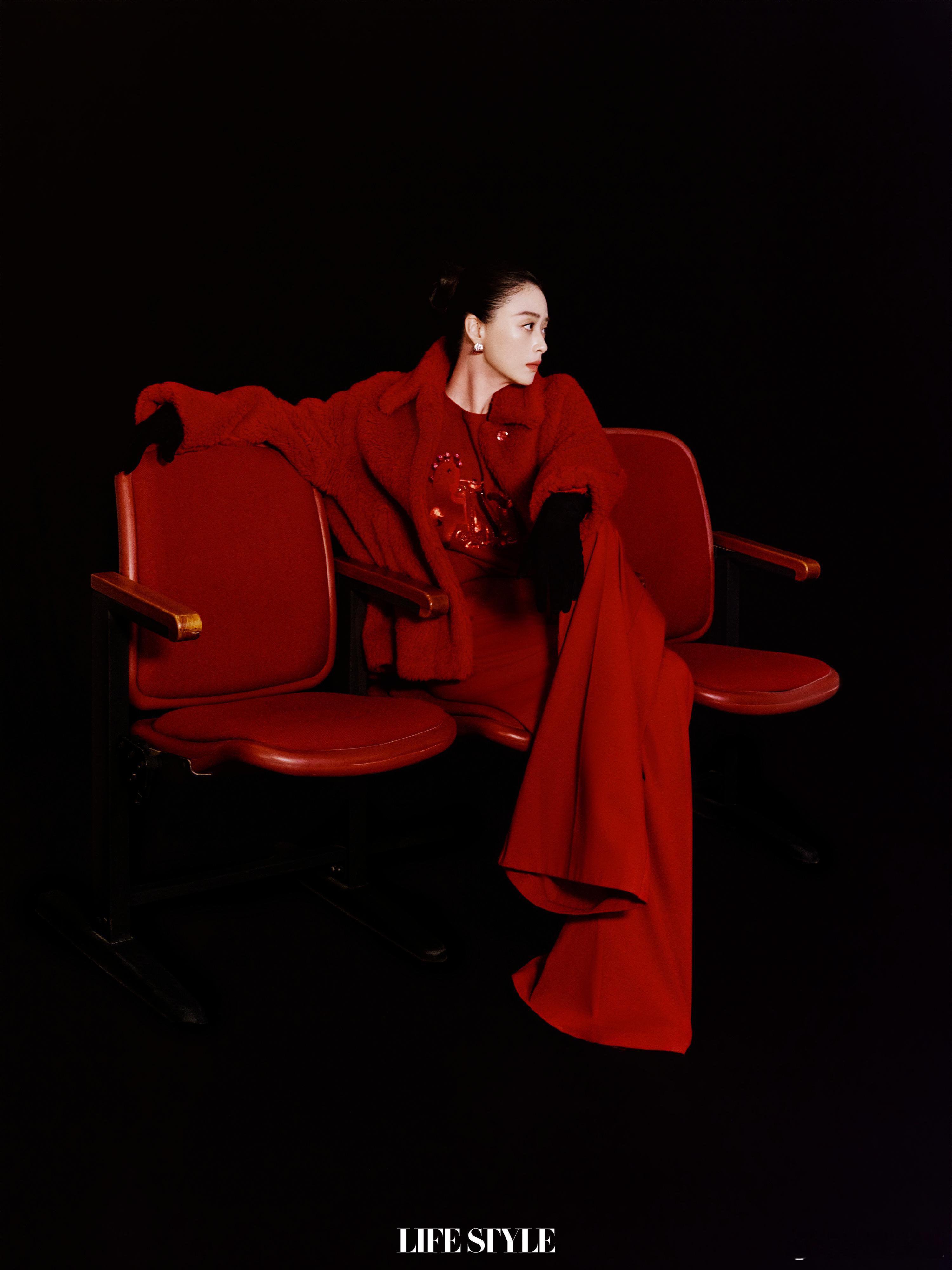 蒋欣精品购物指南封面蒋欣登上《精品购物指南》封面，美得夺目！她似烟花般绚烂，绽放