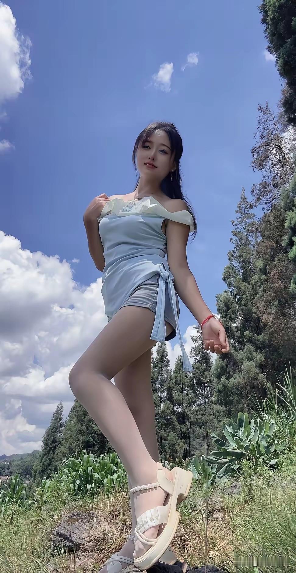 夏日清新穿搭，蓝白相间，阳光下的美好时光。