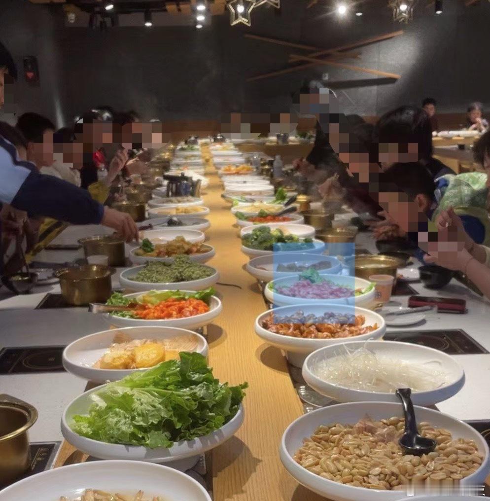 建议大家别吃自助旋转小火锅凡是价格低廉的自助，甭管是海鲜自助还是旋转小火锅，就意