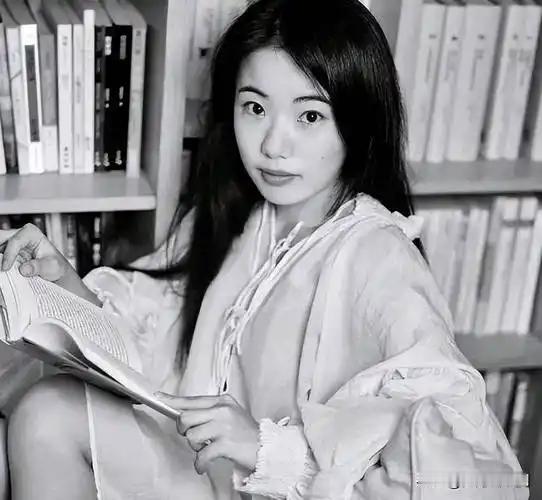 7月13日晚，中国人民大学一纸通报，正式撤销了蒋方舟的硕士学位。

从“天才文学