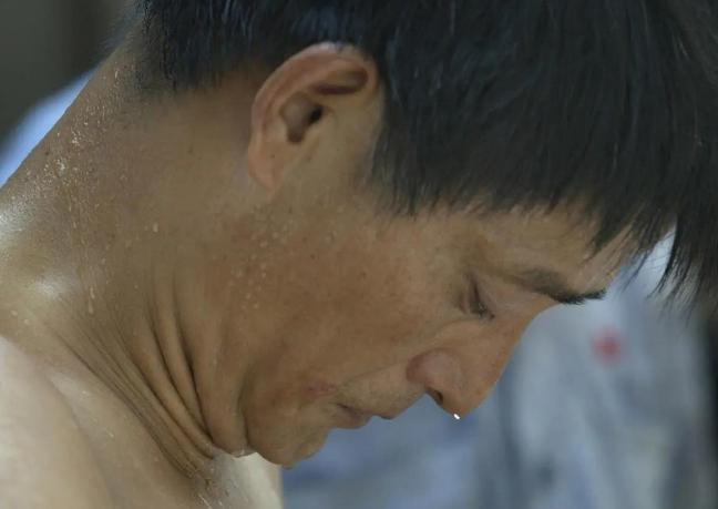 热还是不热，就看你习惯程度

比如经常吹空调的，你只要走出空调房，马上就会觉得热