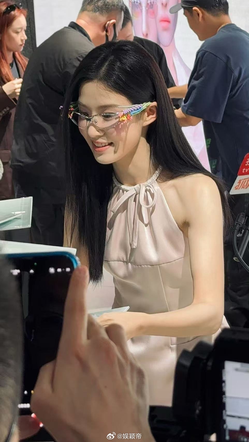 谁收到卢昱晓送的花了 穿着粉色襦裙、戴着无框眼镜的卢昱晓，今天完全就是“高智感花