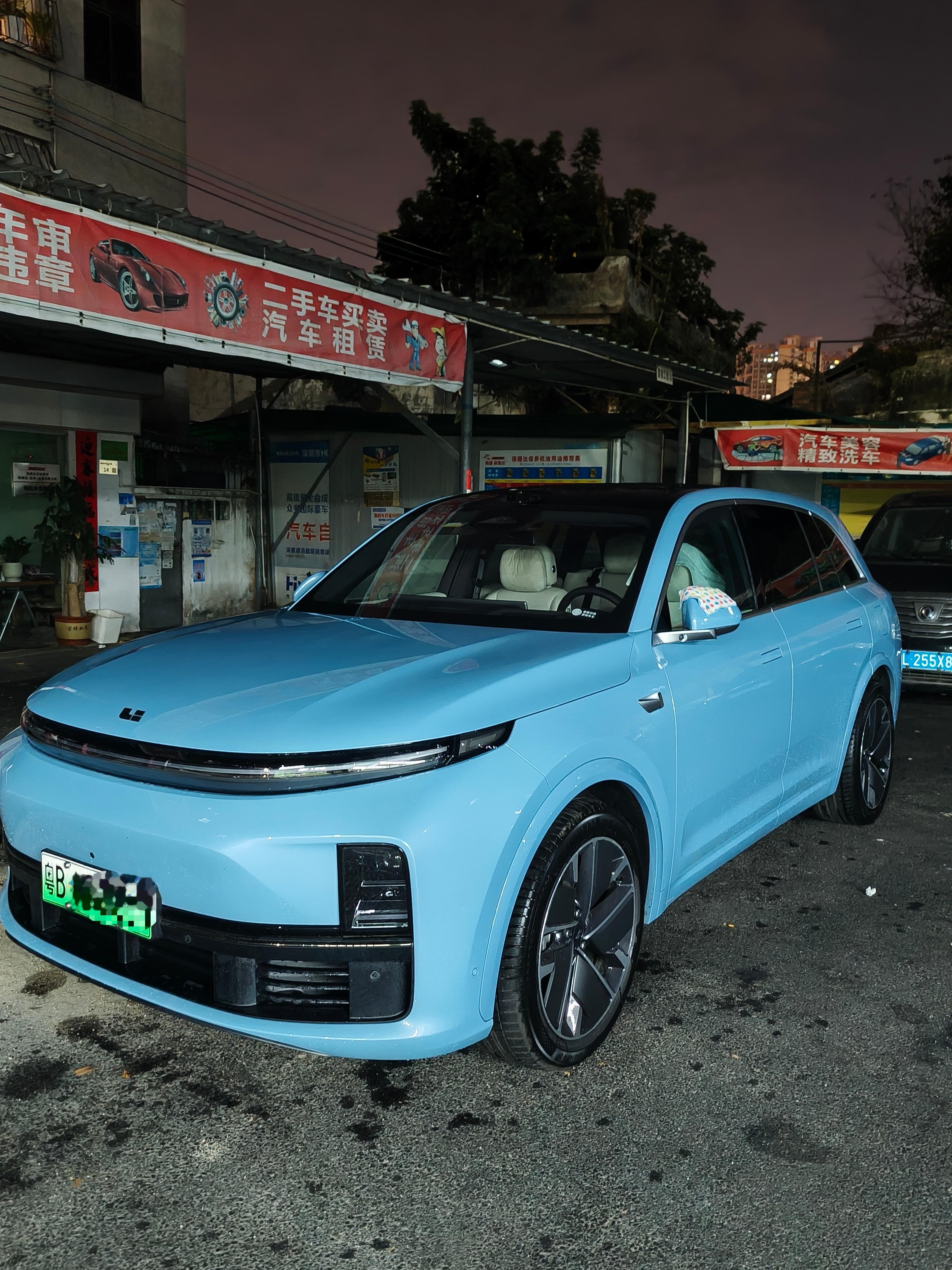 把理想 L7 Ultra 洗了一下，干干净净的宝宝蓝太好看了，好像在发光，有种很