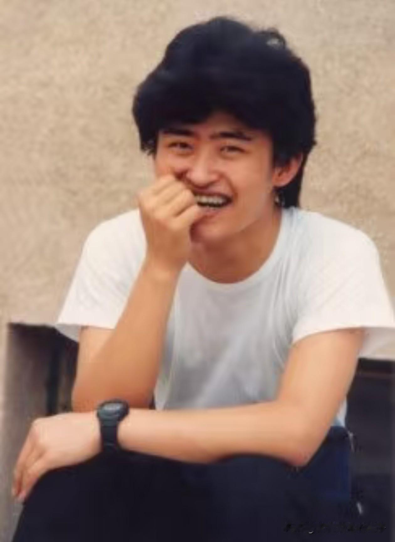 照片中的刘欢老师20岁出头，刚刚出道不久，脸上还满是青涩，从照片可以看到，那时刘