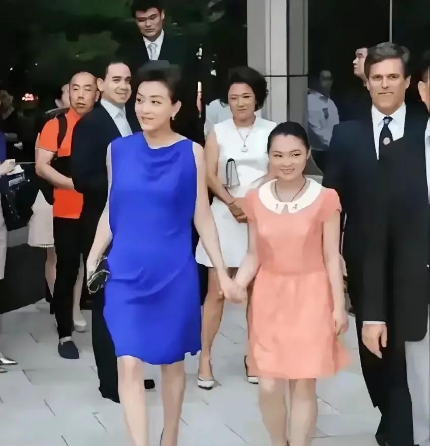 亭亭玉立的杨澜的女儿，长相绝对是爸妈的惊喜！小姑娘长得既不像杨澜，也不像她爸爸，