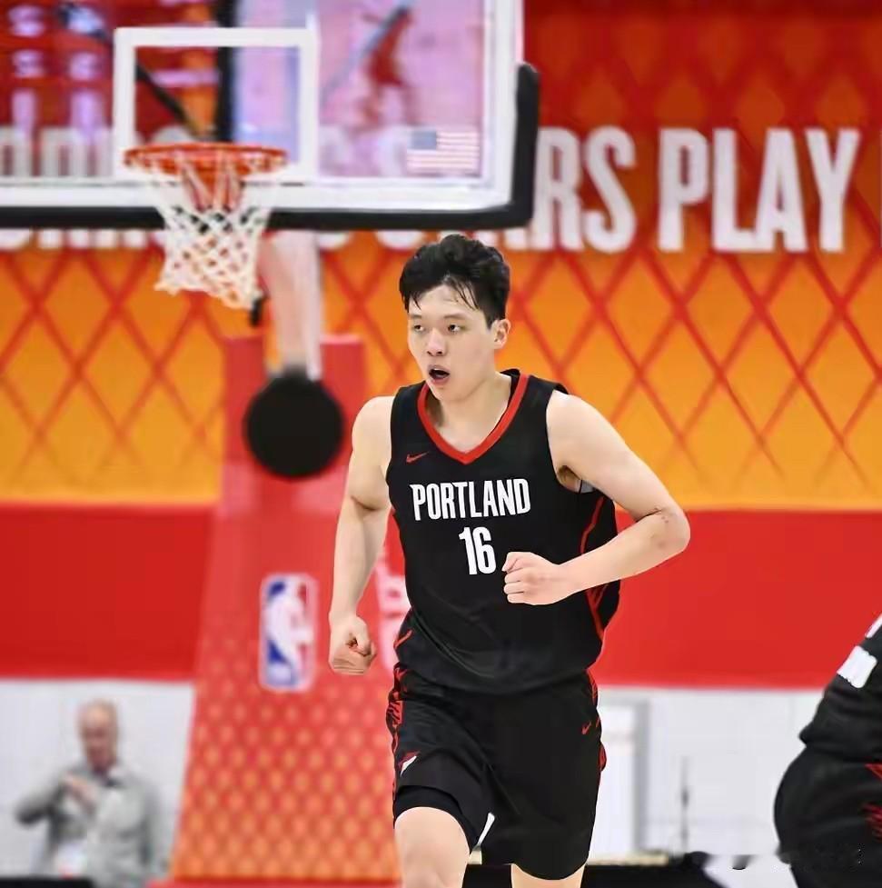 杨瀚森今天夏季联赛的表现真的是太牛了，出场20分钟，8投7中，砍下18分10篮板