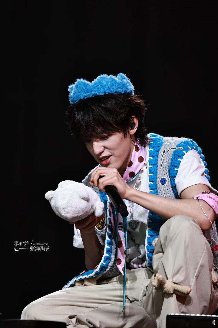 张泽禹别看手机看看我吧张泽禹毛绒小王冠张泽禹戴着毛绒小王冠也太乖了吧，软乎乎的超