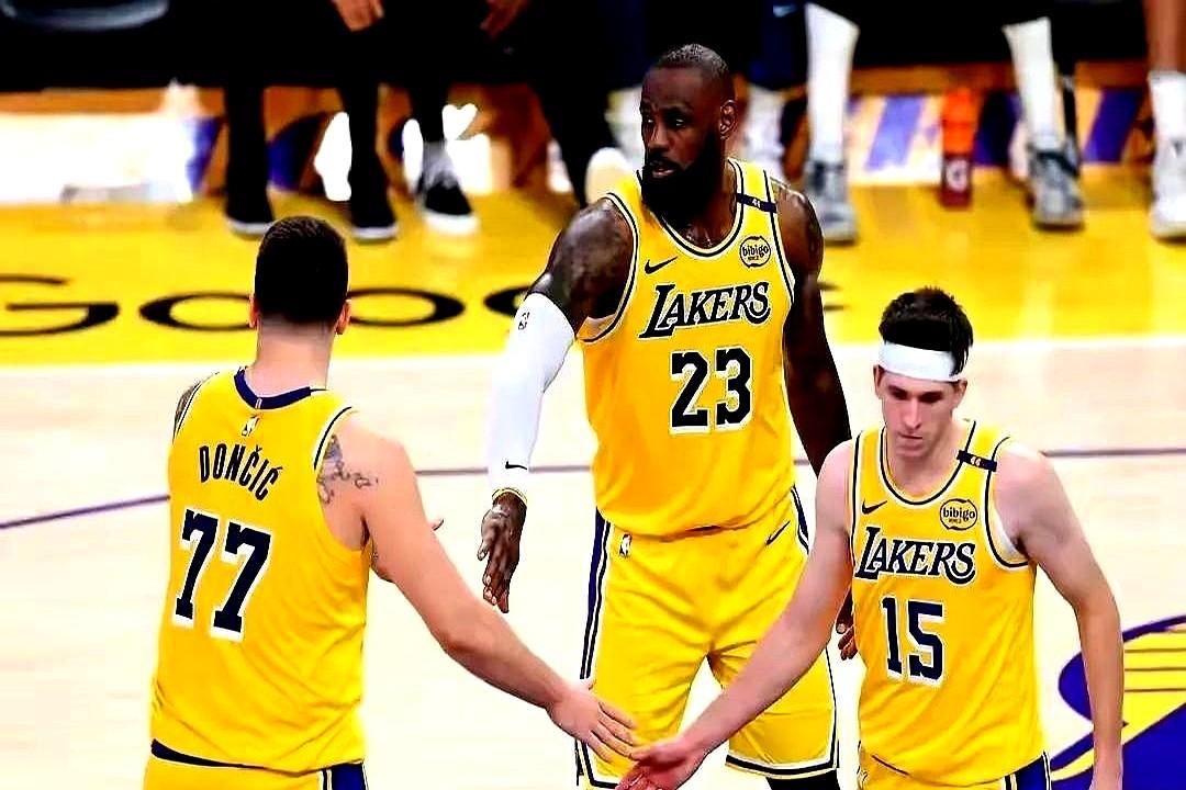 勒布朗，居然开始打“下手”了。
这事儿真不是瞎说。本赛季他场均触球次数较以往显著