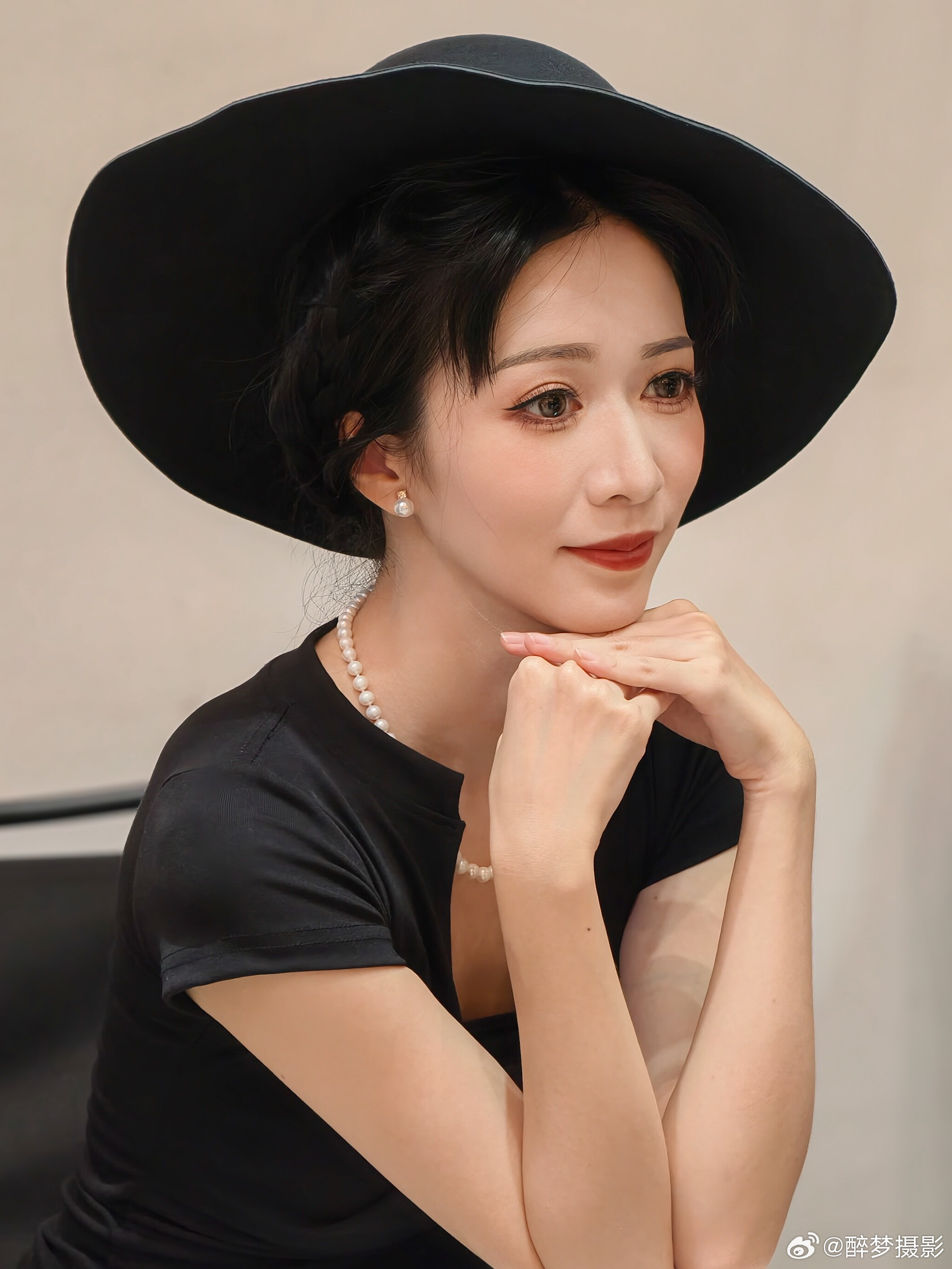 优雅是唯一不会褪色的美✨黑衫白裙配珍珠，今天把赫本式的复古温柔穿在了身上。模特：
