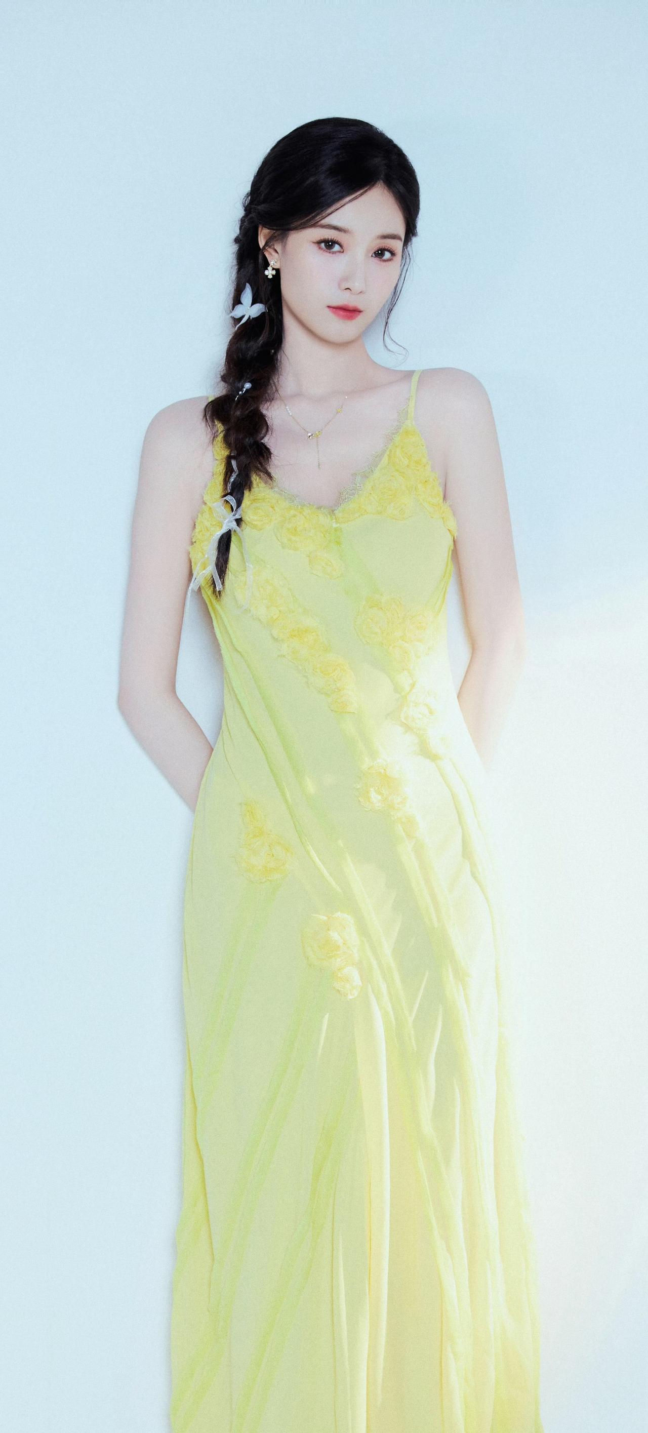 徐艺洋穿搭壁纸：穿蛋黄吊带裙的麻花辫女生甜美感满满。徐艺洋[超话] ​​​