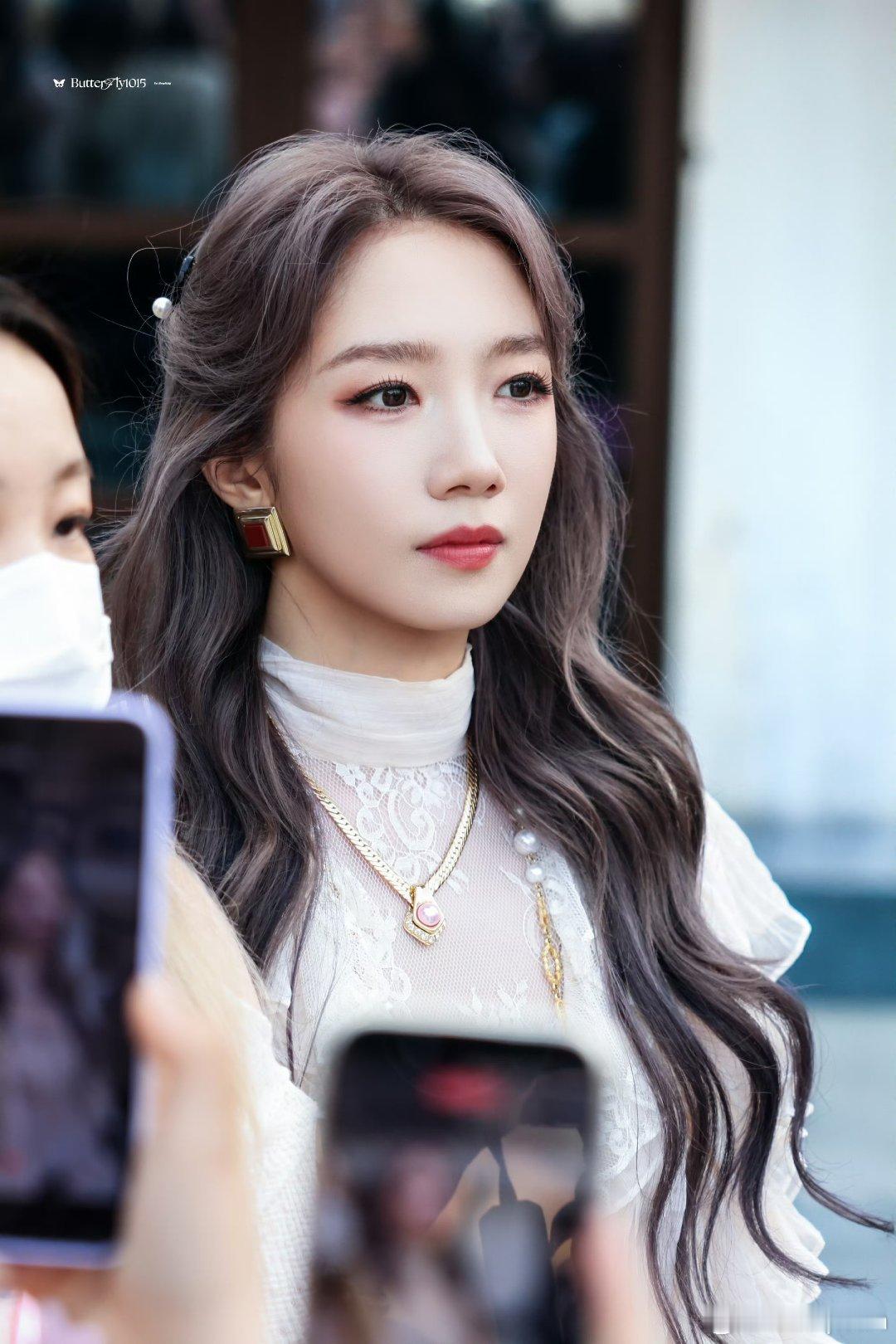 孟美岐出道十年更松弛了对这个孟美岐全肯定，出道十年也越来越松弛了，期待孟美岐更多